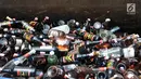 Penampakan minuman keras ilegal saat dimusnahkan di Kantor Bea Cukai Marunda, Jakarta, Selasa (2/10). Rokok maupun minuman keras ilegal merupakan hasil penindakan dari tahun 2016-2018. (Merdeka.com/Iqbal Nugroho)