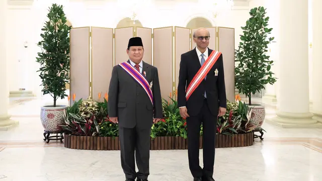 Menteri Pertahanan (Menhan) Prabowo Subianto menerima penghargaan Darjah Utama Bakti Cemerlang (Tentera) dari pemerintah Singapura, pada Selasa (21/11/2023).