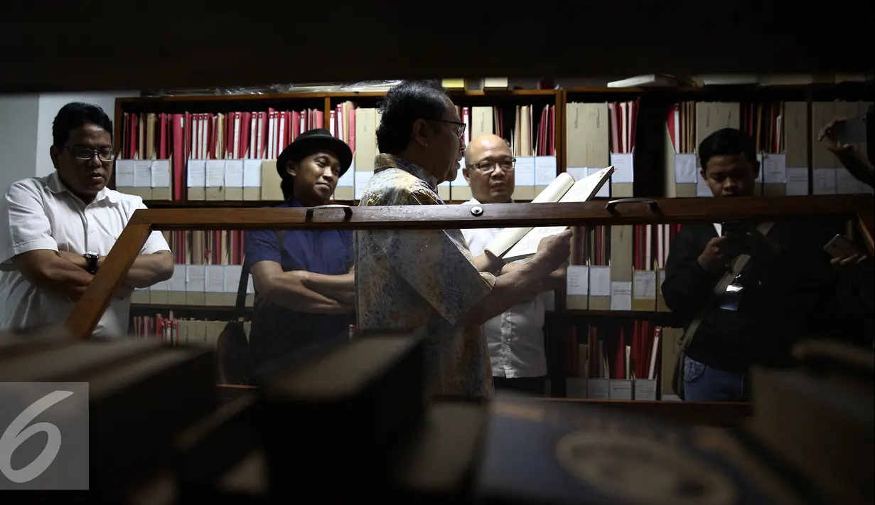 Rizal Ramli koleksi di Pusat Dokumentasi Sastra HB Jassin, Jakarta, Jumat (26/8). Rizal meminta Pemprov DKI lebih memperhatikan Pusat Dokumentasi Sastra HB Jassin tersebut, Jakarta, Jumat (26/8). (Liputan6.com/Faizal Fanani)