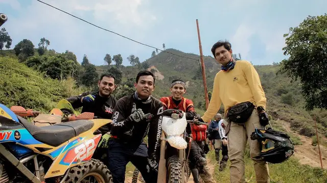 Penuh dengan Lumpur, Ini 7 Momen Rifky Alhabsyi Naik Motor Trail