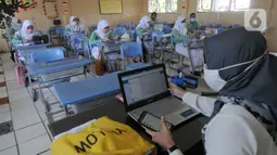 Guru melakukan kegiatan belajar tatap muka dengan penerapan protokol kesehatan COVID-19 di SMAN 2 Cibinong, Kabupaten Bogor, Jawa Barat, Rabu (17/3/2021). Sebanyak 170 sekolah di Kabupaten Bogor mulai menggelar uji coba pembelajaran secara tatap muka hingga 10 April 2021. (merdeka.com/Arie Basuki)