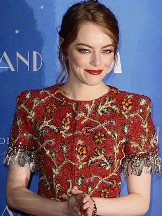 Berlenggang di karpet merah untuk mempromosikan film terbarunya di Paris, Emma Stone tuai pujian karena pancaran cantik dari wajah dan penampilannya. (doc.dailymail.com)