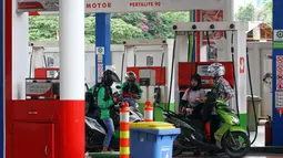 Petugas mengisi bahan bakar minyak (BBM) ke kendaraan di SPBU Abdul Muis, Jakarta, Jumat (2/2). Kenaikan harga minyak dunia akan mendorong kenaikan lainnya, seperti BBM. (Liputan6.com/Angga Yuniar)