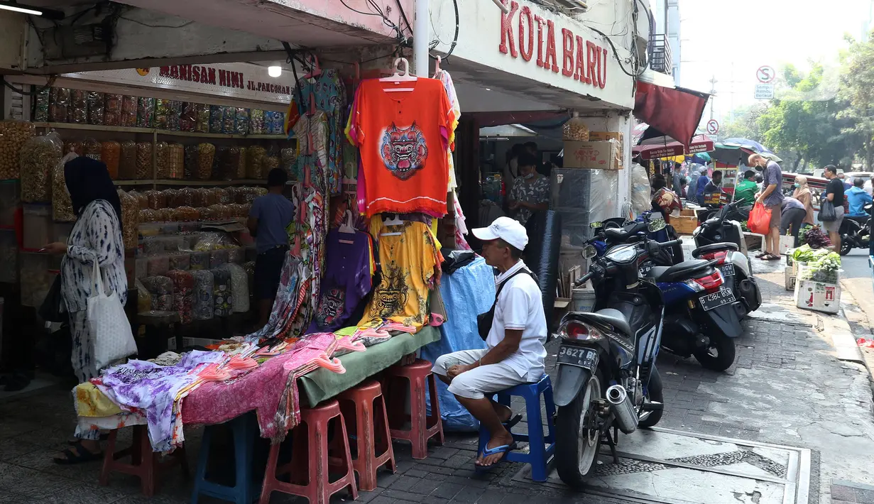 Suasana jual beli di kawasan Glodok, Jakarta Barat, Sabtu (9/10/2021). Pemerintah Jakarta Barat berencana menata kawasan Glodok menjadi lokasi wisata sejarah Pecinan sehingga dapat menjadi daya tarik wisatawan untuk melakukan kunjungan. (Liputan6.com/Herman Zakharia)