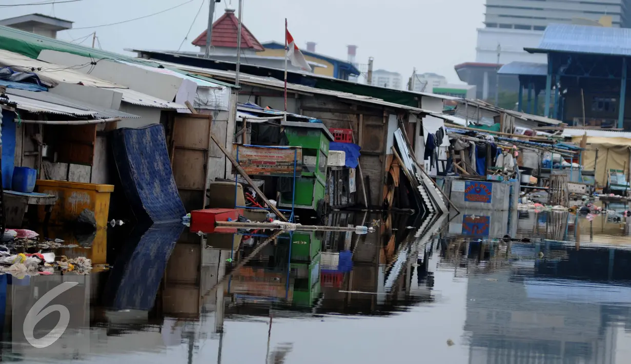 Banjir rob yang menggenangi pemukiman warga di Kawasan Muara Angke, Jakarta, Rabu (11/1). Banjir yang terjadi hampir setiap hari dalam satu bulan terakhir akibat rob yang diperparah dengan jebolnya tanggul penahan air. (Liputan6.com/Gempur M. Surya)