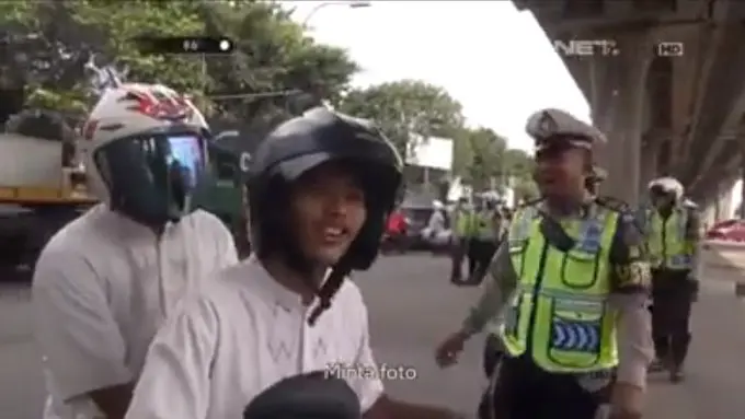 Anak SMA Gokil Nyamperin Razia Polisi Cuma Mau Foto Bareng Polwan