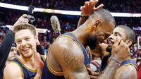 Para pemain Cleveland Cavaliers merayakan keberhasilan melaju ke final Wilayah Timur NBA 2016 setelah mengalahkan Atlanta Hawks 4-0. (Bola.com/Twitter/Sports Illustrated)