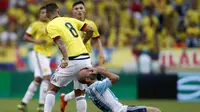Laga Kolombia vs Argentina berlangsung keras. Javier Mascherano tutupi muka tahan rasa sakit (REUTERS/John Vizcaino)