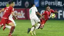 Pemain tengah Persija, Ramdani Lestaluhu (kanan) terjatuh saat berebut bola dengan Adam Maulana (Persebaya) pada lanjutan Go-Jek Liga 1 Indonesia 2018 bersama Bukalapak di Lapangan PTIK Jakarta, Selasa (26/6). (Liputan6.com/Helmi Fithriansyah)