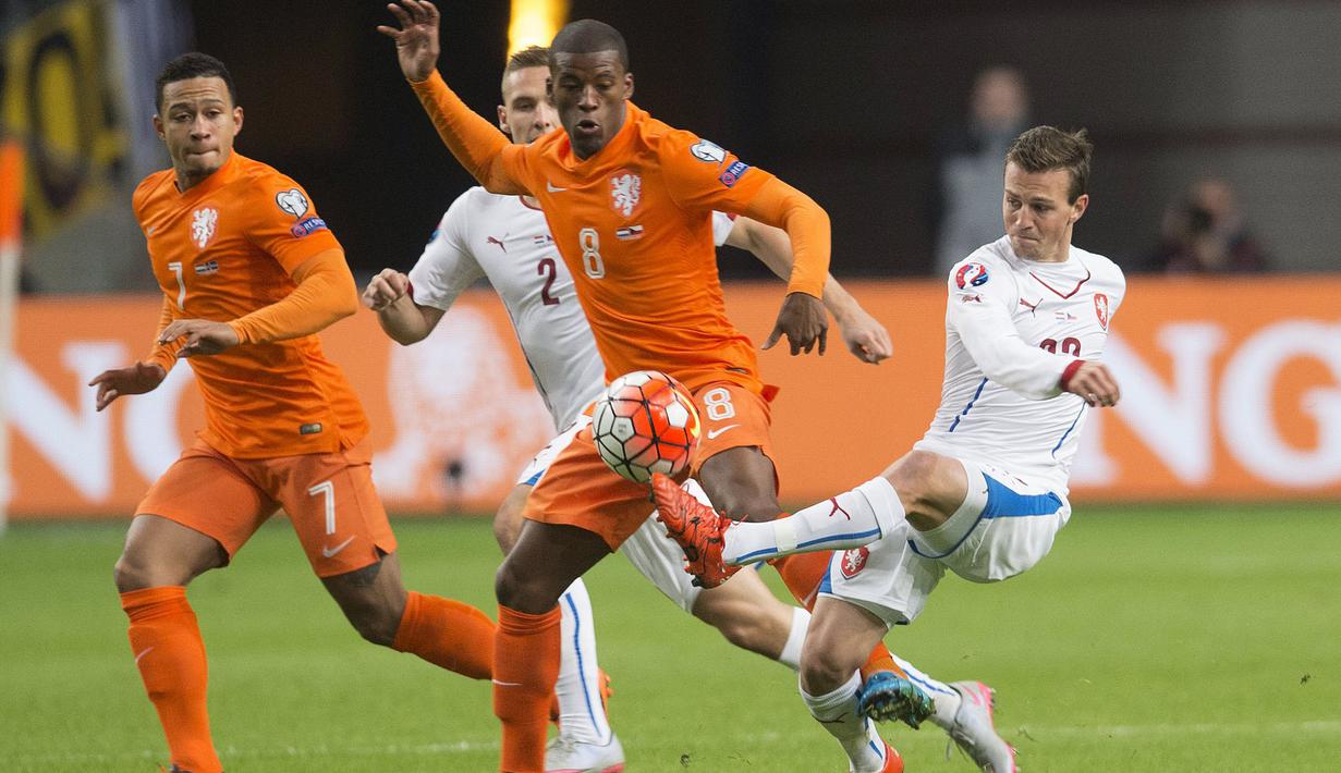 Gelandang Belanda Georginio Wijnaldum (tengah) menahan tendangan dari gelandang Ceko Vladimir Darida di Amsterdam, Belanda, Rabu (14/10/2015). Belanda dipastikan tidak bermain pada Euro 2016 nanti. (REUTERS/Toussaint Kluiters)