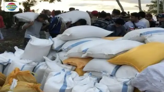 Sebanyak 10 ton bantuan bahan makanan  dari Kemensos dan TNI AL tiba di Balaesang Tanjung, Donggala, Sulawesi Tengah.