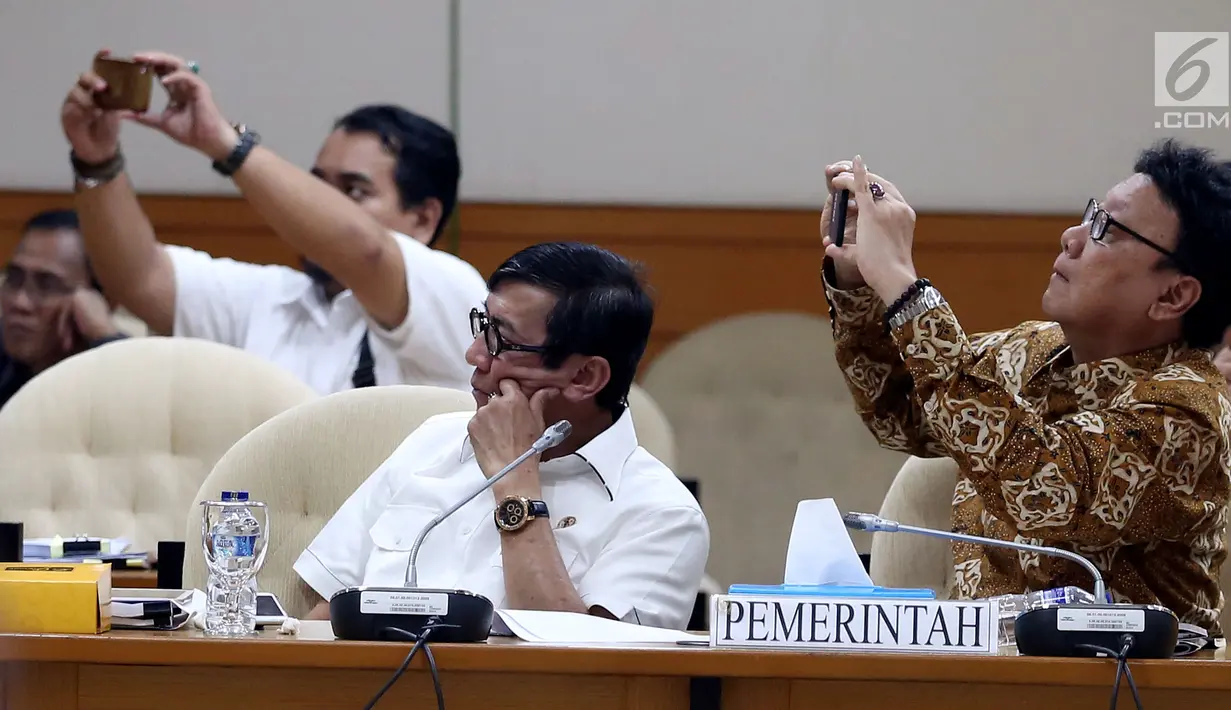 Mendagri Tjahjo Kumolo bersama Menteri Hukum dan HAM Yasonna Laoly menghadiri Rapat Kerja pembahasan RUU Pemilu di Kompleks Parlemen MPR/DPR-DPD, Senayan, Jakarta, Kamis (13/7). (Liputan6.com/Johan Tallo)