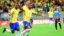 Gelandang Brasil, Douglas Costa, merayakan gol yang dicetaknya ke gawang Uruguay pada kualifikasi Piala Dunia 2018 di Recife, Brasil, Sabtu (26/3/2016) pagi WIB. Brasil menguasai jalannya laga dengan penguasaan bola 68 persen. (AFP/Christophe Simon)