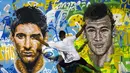 Lionel Messi dan Neymar menjadi pujaan publik sepakbola dunia. Mural ini terdapat di Rio de Janeiro, Brasil. (AFP Photo/Yasuyoshi Chiba)