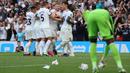 Pemain Tottenham Hotspur melakukan selebrasi setelah pemain Manchester United, Lisandro Martinez saat melakukan gol bunuh diri ke gawangnya sendiri pada laga pekan kedua Liga Inggris 2023/2024 di Tottenham Hotspur Stadium, London, Inggris, Minggu (20/08/2023) WIB. (AFP/Adrian Dennis)