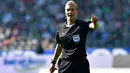 Aksi Bibiana Steinhaus saat memimpin laga Bundesliga antara Hertha BSC Berlin dan SV Werder Bremen di Berlin, Jerman (10/9/2017). Laga tersebut merupakan debut Bibiana Steinhaus. (AFP/Tobias Schwarz)