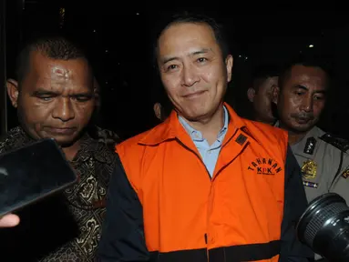 Mantan Presiden Direktur PT Lippo Cikarang, Bartholomeus Toto memakai rompi tahanan usai menjalani pemeriksaan oleh penyidik di Gedung KPK, Jakarta, Rabu (20/11/2019). Bartholomeus Toto resmi ditahan 20 hari kedepan untuk mempermudah pemeriksaan. (merdeka.com/Dwi Narwoko)