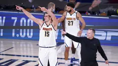 Pebasket Denver Nuggets, Nikola Jokic dan pelatih  Michael Malone, usai menaklukkan Los Angeles Clippers pada gim ketujuh semifinal playoff NBA di Lake Buena Vista, Selasa (15/9/2020).  Nuggets menang dengan skor 104-89. (AP/Mark J. Terrill)