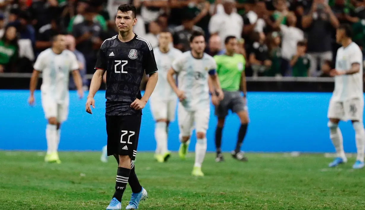 Ekspresi pemain Meksiko Hirving Lozano setelah pemain Argentina Leandro Paredes mencetak gol ke gawang timnya dalam laga persahabatan di Alamodome, San Antonio, Texas, Amerika Serikat, Selasa (10/9/2019). Argentina menang 4-0 atas hattrick Lautaro Martinez. (AP Photo/Eric Gay)