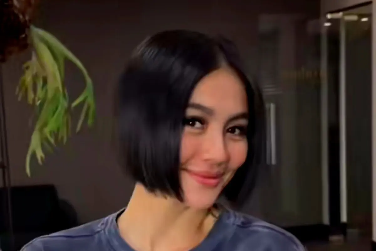 Rambut Bob Agnez Mo