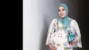 <p>Dia memadukan penampilannya dengan hijab berwarna biru langit yang senada dengan tas Hermes-nya. (Foto: Instagram/ princessyahrini)</p>