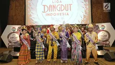 Peserta Liga Dangdut Indonesia membawakan lagu saat jumpa pers di SCTV Tower, Jakarta, Jumat (12/1). Liga Dangdut Indonesia, Indosiar akan memperkenalkan ke 170 peserta perwakilan 34 provinsi. (Liputan6.com/Herman Zakharia)
