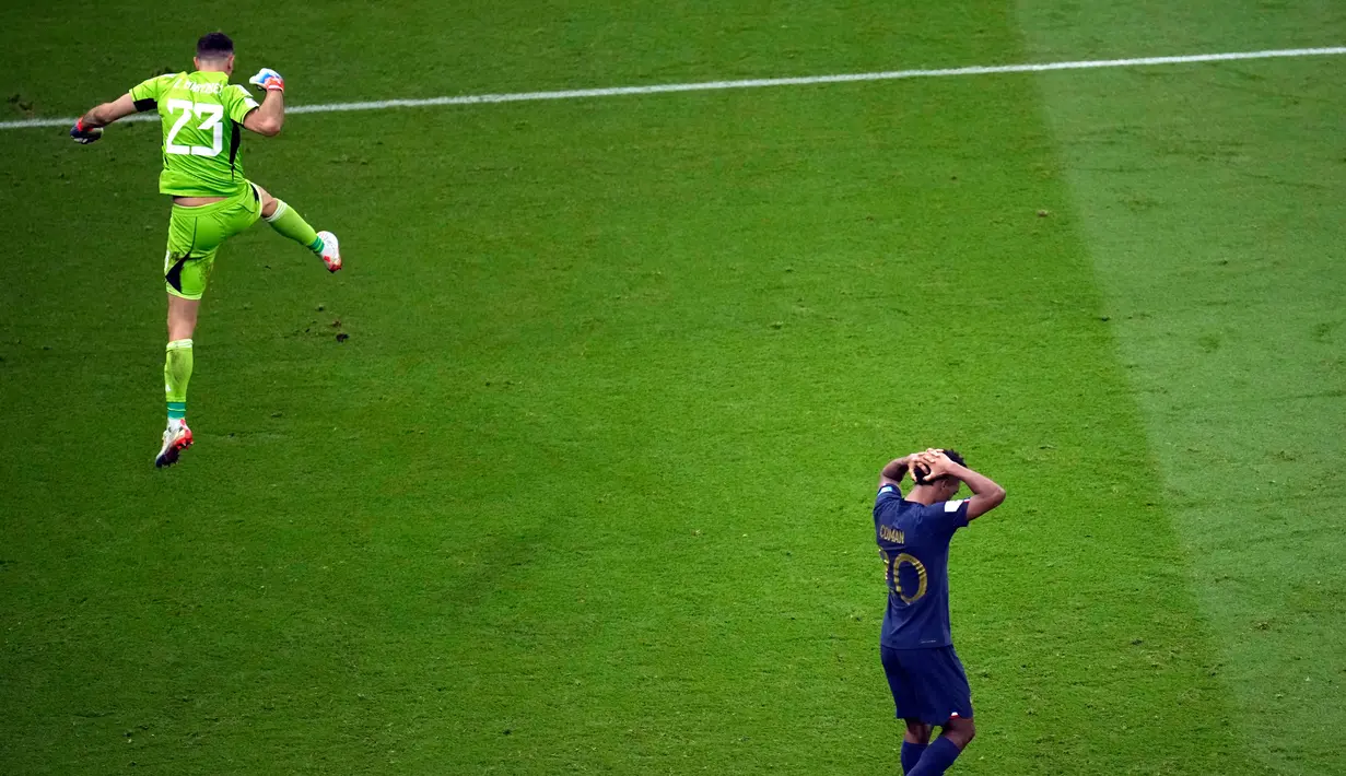 Pemain Prancis Kingsley Coman bereaksi usai gagal mengeksekusi tendangan penalti saat melawan Argentina pada pertandingan sepak bola final Piala Dunia 2022 di Stadion Lusail, Lusail, Qatar, 18 Desember 2022. Bermain imbang 3-3 selama 120 menit, Prancis akhirnya tumbang 2-4 dari Argentina dalam drama adu penalti. (AP Photo/Christophe Ena)