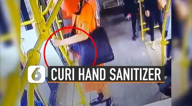 Rekaman CCTV di bus Transjakarta memperlihatkan seseorang mencuri hand sanitizer.