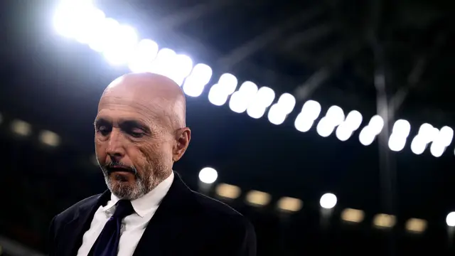 Pelatih Juventus Luciano Spalletti tertunduk lesu