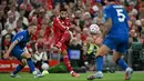 Pemain Liverpool, Mohamed Salah berusaha mencetak gol ke gawang Bournemouth saat laga Liga Inggris 2024/2025 melawan Bournemouth di Anfiled, Liverpool, Inggris, Jumat (15/08/2025) waktu setempat. (AFP/Paul Ellis)