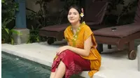 Paras Secantik Namanya, 7 Potret Bulan Sutena dengan Makeup Minimalis Namun Selalu Memesona