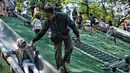 <p>Anak-anak saat bermain di Taman Tebet Eco Park, Tebet, Jakarta Selatan, Kamis (5/5/2022). Setelah resmi dibuka untuk umum usai direvitalisasi, Tebet Eco Park menjadi salah satu alternatif wisata bagi warga Jakarta untuk mengisi waktu libur Idul Fitri 1443 H bersama keluarga. (merdeka.com/Iqbal S. Nugroho)</p>