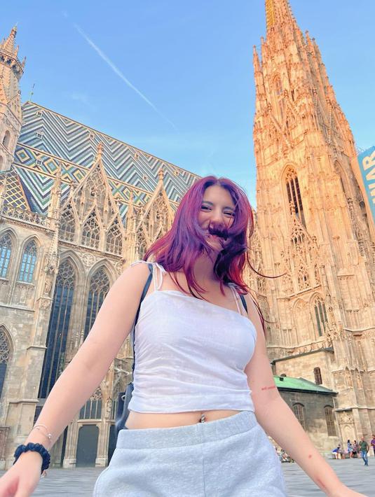 Yang menarik perhatian adalah rambut baru Cassandra Lee yang berwarna merah menyala. (FOTO: instagram.com/cassandraslee/)