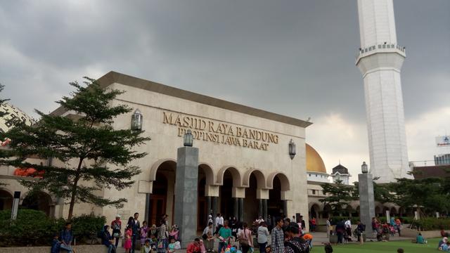 Menikmati Pagi Syahdu di Masjid Raya Bandung