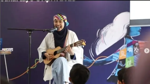 Rona Mentari, mendongeng kreatif dengan alat bantu seperti gitar