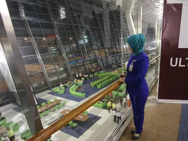 Seorang petugas mengamati aktivitas ruang tunggu dari lantai atas Terminal 3 Ultimate, Bandara Soekarno-Hatta, Tangerang, Banten, Selasa (9/8). Seperti diketahui sekitar pukul 00.01 WIB, terminal 3 resmi beroperasi. (Liputan6.com/Immanuel Antonius)