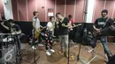 Suasana latihan jelang konser tunggal Andien bertajuk 'Metamorfosa', Jakarta, Senin (14/9/2015). Andien menggaet The Cash  yang terdiri dari Tora Sudiro, Vincent Rompies, Desta dan Ringgo Agus Rahman. (Liputan6.com/Herman Zakharia) 