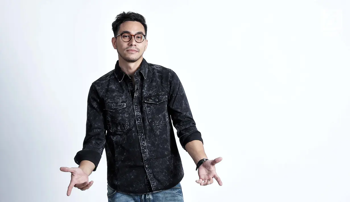 Darius Sinatrya saat pemotretan usai wawancara film ASIH di kantor KLY, Jakarta (2/10). Film ASIH bercerita tentang wanita dengan banyak kejadiaan naas menimpa hidupnya yang memutuskan membunuh anaknya sendiri.  (Liputan6.com/Herman Zakharia)