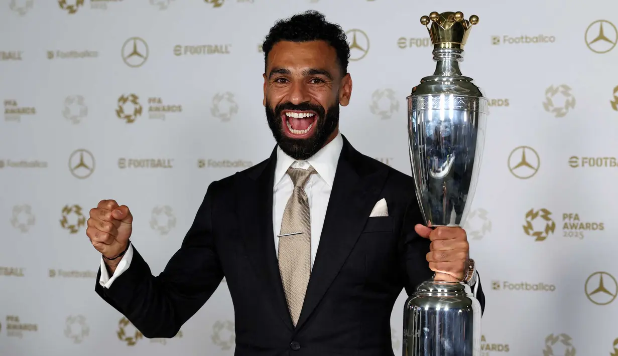 Bintang Liverpool Mohamed Salah kembali menorehkan prestasi pribadi dengan meraih penghargaan PFA Men's Player of The Year alias Pemain Pria Terbaik versi Professional Footballer's Association (PFA) dalam PFA Awards 2025. (Darren Staples/AFP)