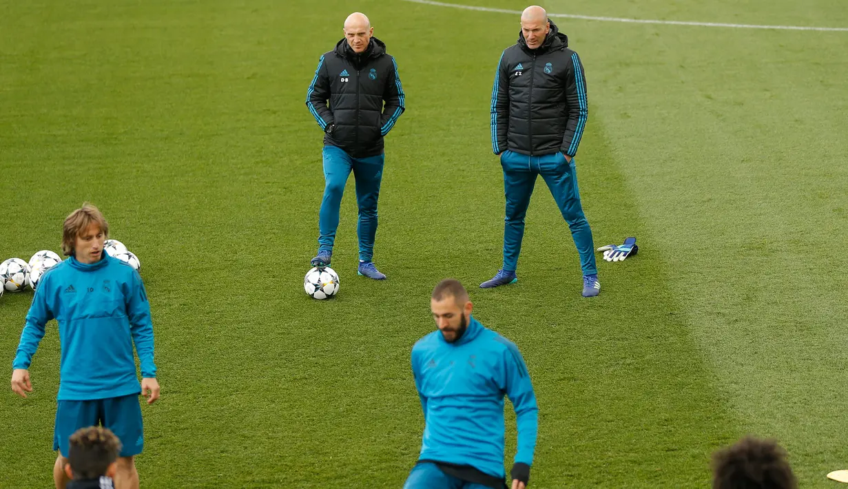 Pelatih Real Madrid Zinedine Zidane melihat para pemainnya berlatih jelang menghadapi wakil Jerman, Bayern Munchen pada leg kedua babak semifinal Liga Champions di lapangan latihan Valdebebas di Madrid, (30/4). (AP Photo/Francisco Seco)
