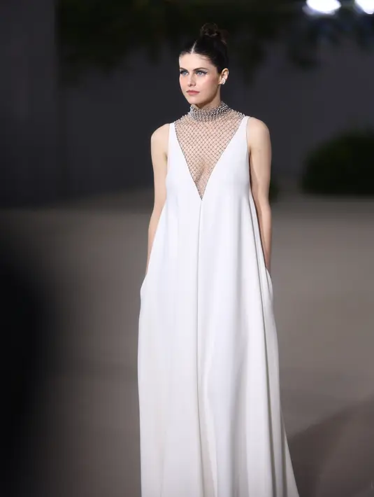 <p>Penampilan Alexandra Daddario di Academy Museum Gala juga patut diberi acungan jempol. Ia memilih mengenakan long dress dari Dior Haute Couture Spring-Summer 2022. Dress ini terbuat dari ecru silk crepe dengan garis leher yang dalam di bagian depan dan belakang, disulam dengan benang metalik dan penutup dada dari mutiara abu-abu yang halus. Foto: Document/Dior.</p>