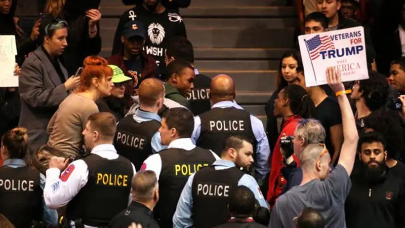 Dikepung Demonstran, Donald Trump Batalkan Kampanye di Chicago