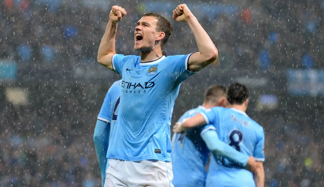 Edin Dzeko. Striker Bosnia Herzegovina berusia 38 tahun yang kini menjalani musim pertama di Inter Milan ini pernah memperkuat Manchester City selama 5 musim, 2010/2011 hingga 2014/2015. Dua kali ia menjadi juara Liga Inggris, musim 2011/2012 dan 2013/2014. (AFP/Andew Yates)