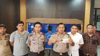 Kapolresta Palembang menunjukkan barang bukti curanmor yang dilakukan mahasiswa Palembang (Liputan6.com/Nefri Inge)