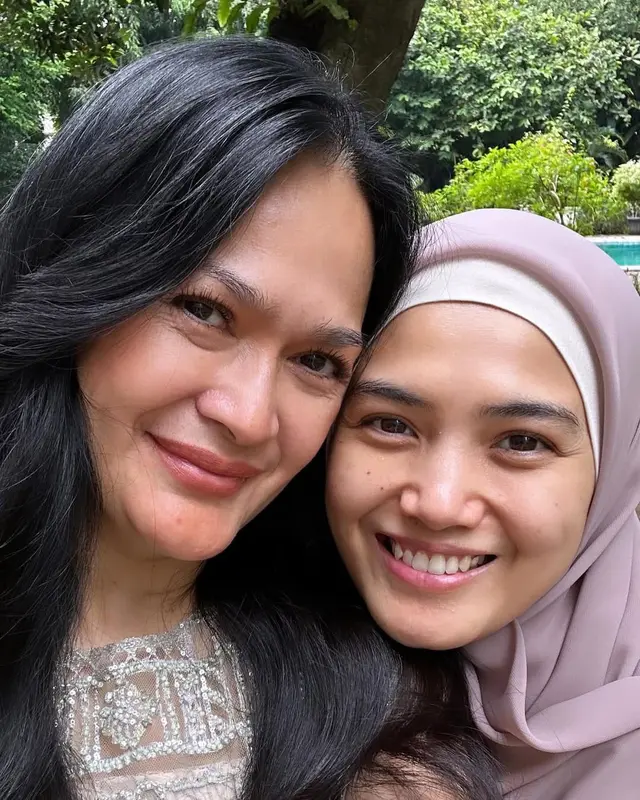 Bukti menantu dan mertua bisa akur tanpa drama, 7 potret kedekatan Donna Harun dan Herfiza Novianti