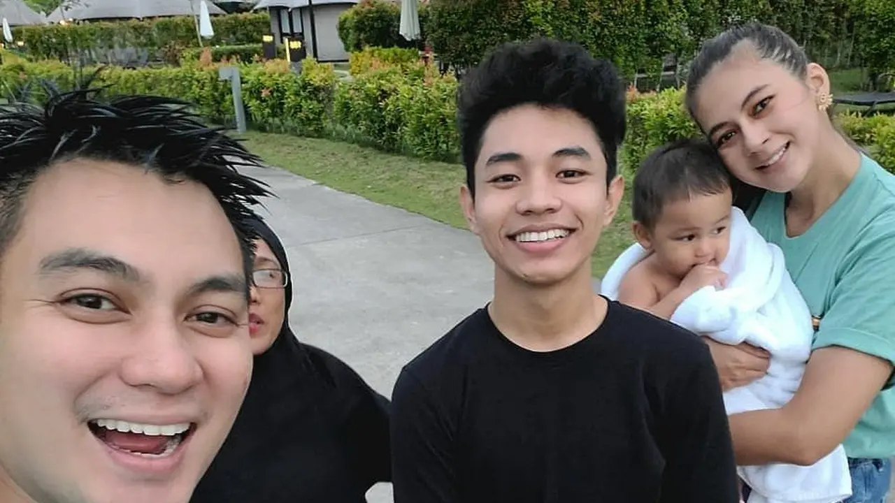 6 Potret Kedekatan Baim Wong dan Fiki Naki, Bak Kakak Beradik