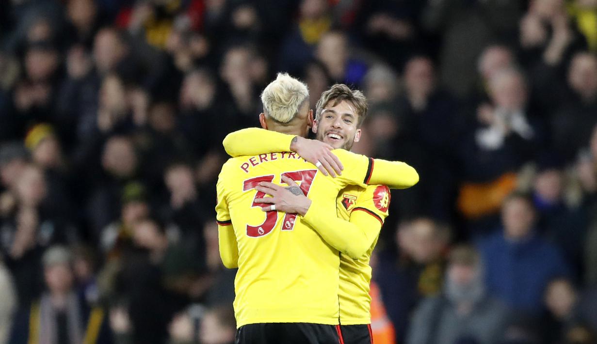 Pemain Watford Roberto Pereyra dan Kiko Femenia merayakan kemenangan atas Liverpool pada laga Premier League di Stadion Vicarage Road, Sabtu (29/2/2020). Watford menang 3-0 atas Liverpool. (AP/Alastair Grant)