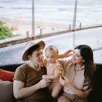 Dikenal sebagai pasangan yang kompak, penampilan Audi Marissa dan Anthony Xie serta baby Anzel dengan busana serasi saat di Bali mencuri perhatian. Berikut potret mereka! (Instagram/audimarissa).