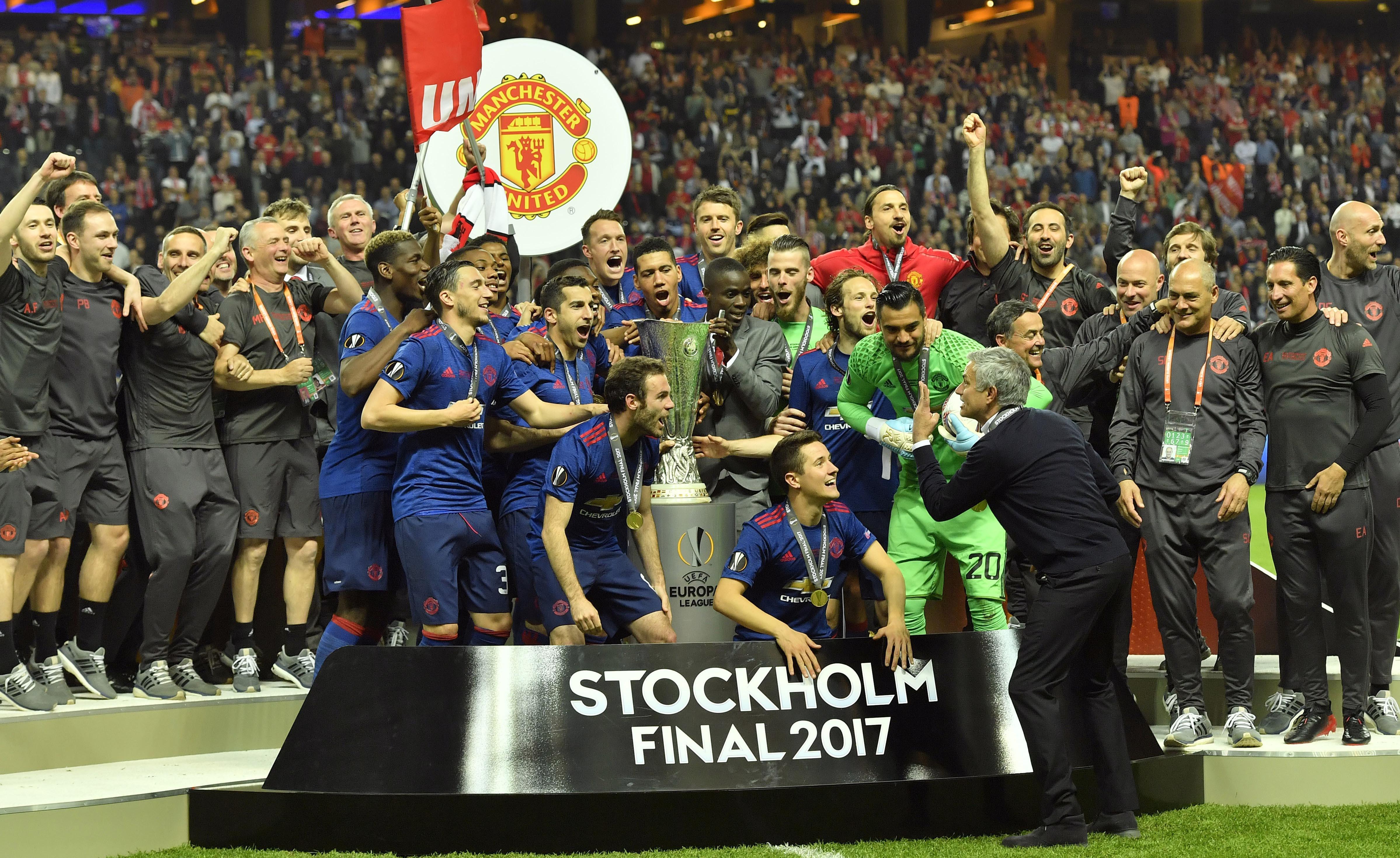 Pelatih Manchester United Jose Mourinho memimpin anak asuhnya merayakan gelar juara Liga Europa usai mengalahkan Ajax di Friends Arena, Stockholm, Swedia, (24/5/2017). MU menang 2-0. (AP/Martin Meissner)