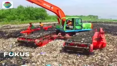 Pemerintah Kota Jakarta Utara memperkirakan butuh satu minggu untuk membersihkan kawasan ini dari sampah yang menumpuk.